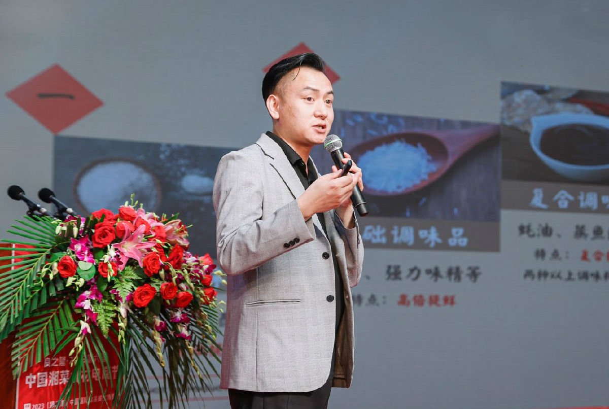 何青.jpg 好色先生视频